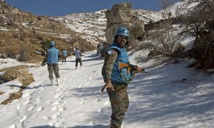Cascos azules indios con la UNIFIL patrullando a pie hasta la `posición de la ONU cerca de Chebaa en el sur del Líbano. 