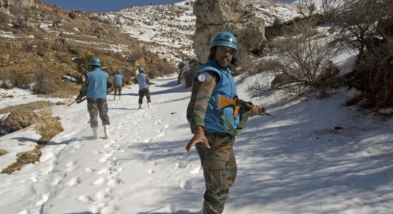 Cascos azules indios con la UNIFIL patrullando a pie hasta la `posición de la ONU cerca de Chebaa en el sur del Líbano. 