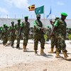 Des soldats ougandais participe à une cérémonie de remise des médailles à Mogadiscio, en Somalie, en juillet 2018, après avoir servi une année au sein de la Mission de l'Union africaine en Somalie (AMISOM).