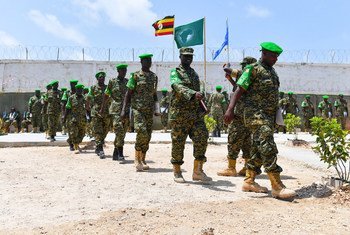 Des soldats ougandais participe à une cérémonie de remise des médailles à Mogadiscio, en Somalie, en juillet 2018, après avoir servi une année au sein de la Mission de l'Union africaine en Somalie (AMISOM).
