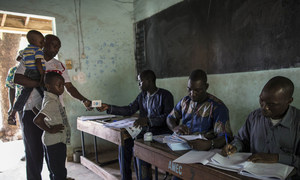 Un électeur et ses enfants dans un bureau de vote à Bamako, la capitale du Mali, lors de l'élection présidentielle de 2018, la dernière qu'a connu le pays.