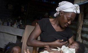 Masita Lemorin, âgée de 26 ans, nourrit son fils de 4 mois, Nathanael, tandis que sa fille Anne regarde sa maison à Quicroit, un village situé au sud de Port-au-Prince, en Haïti.