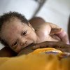 Una mujer amamanta a su bebé prematuro en la hospital universitario de Puerto Príncipe, en Haití, que recibe apoyo de UNICEF