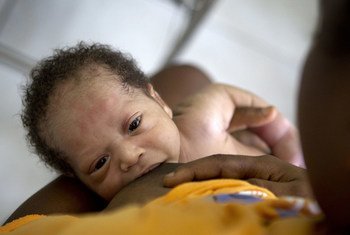 हेती में यूनीसेफ़ द्वारा समर्थित एक मातृत्व केंद्र में एक महिला अपने शिशु को दूध पिलाते हुए, शहरों के मुक़ाबले ग्रामीण इलाक़ों में माँ का दूध पिलाने की दर ज़्यादा देखी गई है.