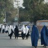 अफ़ग़ानिस्तान के जलालाबाद में, एक सड़क पर कुछ महिलाएँ (फ़ाइल फ़ोटो)