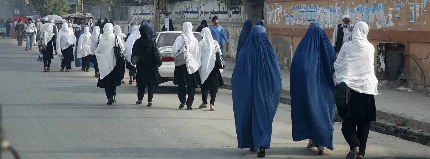 صورة من الأرشيف: نساء في شوارع جلال آباد، أفغانستان. 
