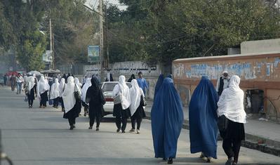 अफ़ग़ानिस्तान के जलालाबाद में, एक सड़क पर कुछ महिलाएँ (फ़ाइल फ़ोटो)