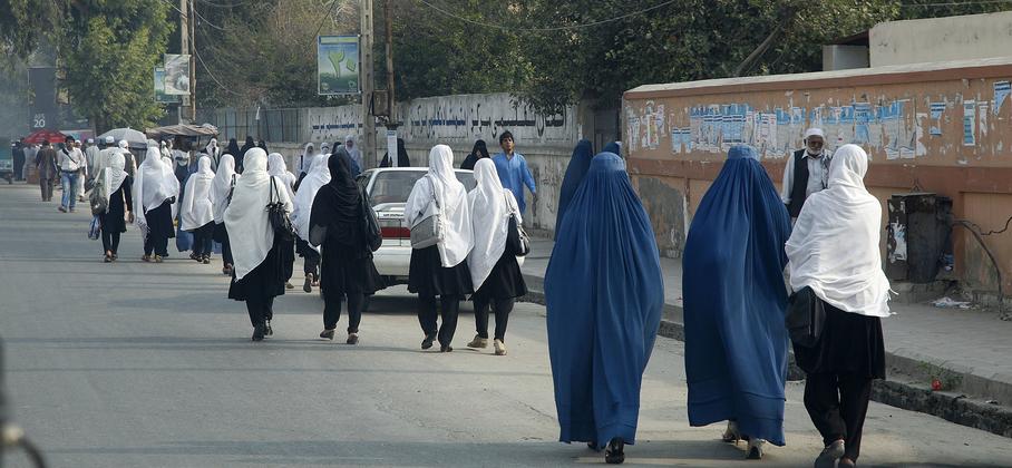 Mujeres en las calles de Jalalabad en Afganistán