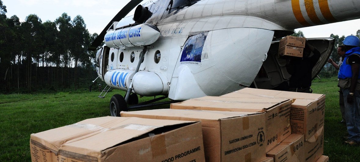 Kitchanga, République démocratique du Congo : le Programme alimentaire mondial des Nations Unies (PAM) déploie une équipe d'intervention pour fournir 6 tonnes de biscuits à haute valeur énergétique aux personnes déplacées (mars 2013).