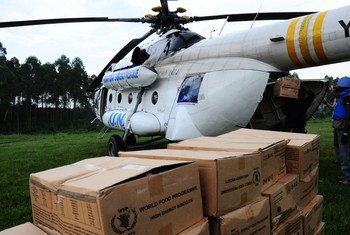 El Programa Mundial de Alimentos despliega un equipo de respuesta en Kitchanga, República Democrática del Congo, para repartir seis toneladas de galletas energéticas (Marzo 2013)