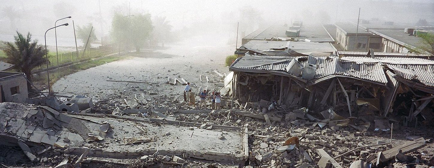 Vue partielle de l’extérieur du siège des Nations Unies à Bagdad, détruit par un camion piégé le 19 août 2003.