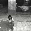 Dans le centre de Managua, la capitale du Nicaragua, une jeune fille déplacée écrit sur un cahier devant un bâtiment abandonné où elle vit avec sa famille.