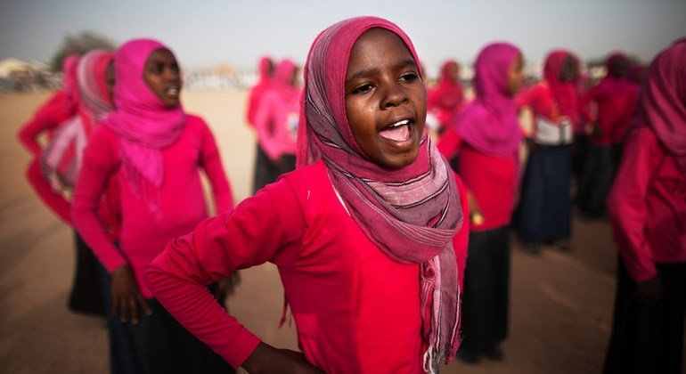 Niñas en una escuela de Darfur cantan y bailan durante un evento organizado por la Misión de la ONU en Darfur