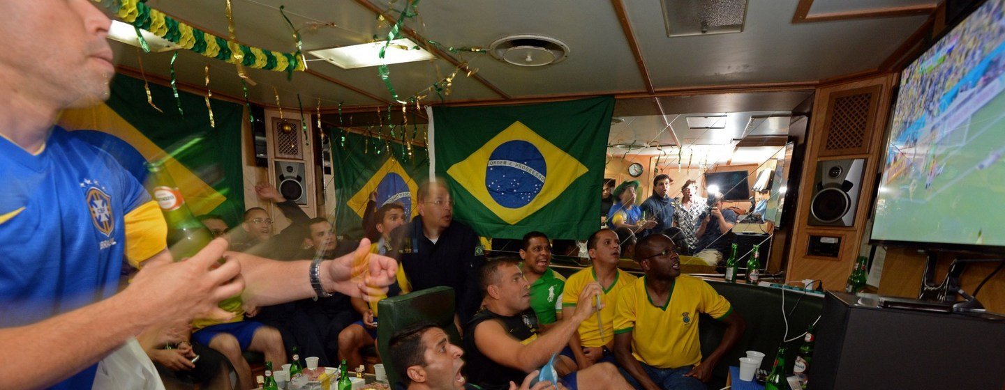 Tropas de paz brasileiras no Líbano assistem a uma partida de futebol da Copa do Mundo de 2014.
