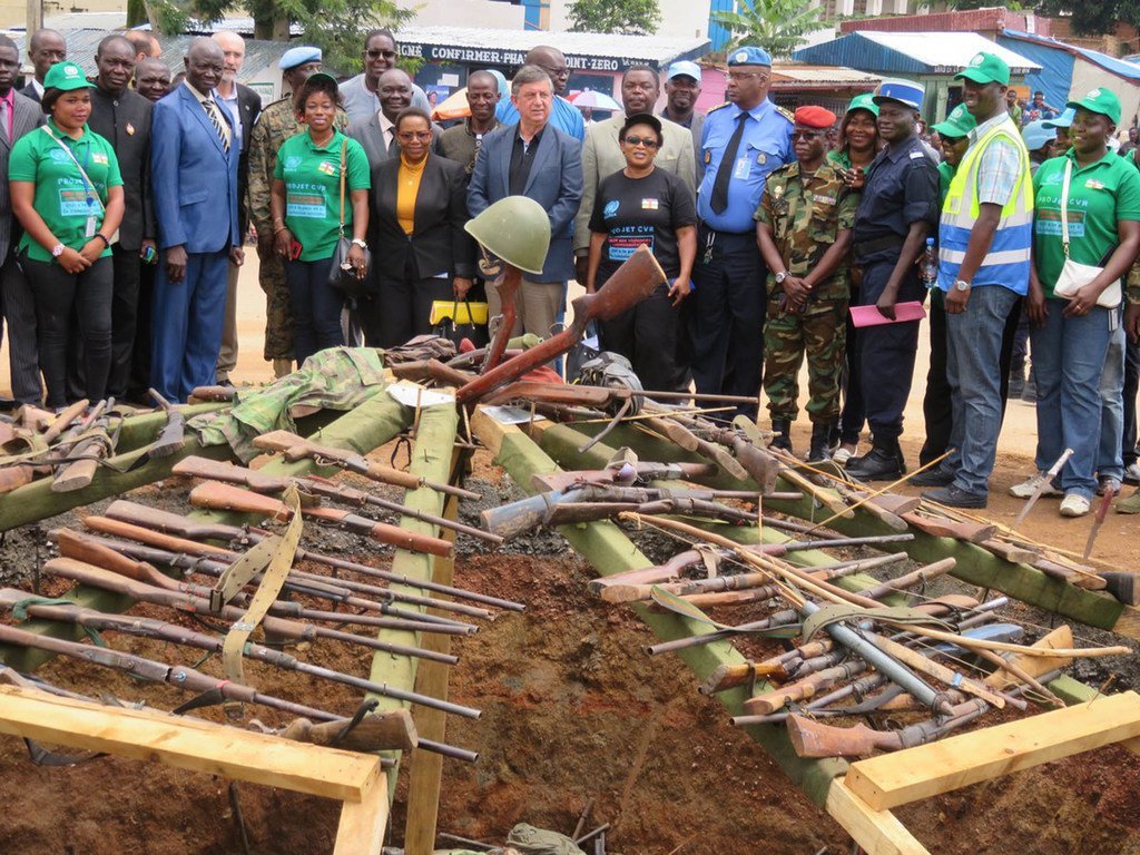 Bouar, en République centrafricaine : des armes collectées dans le cadre du programme de réduction de violences communautaires sont incinérées et entérées dans le cadre d'une cérémonie (archive)