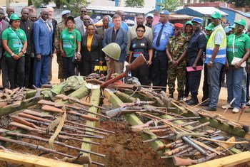 Bouar, en République centrafricaine : des armes collectées dans le cadre du programme de réduction de violences communautaires sont incinérées et entérées dans le cadre d'une cérémonie (archive)