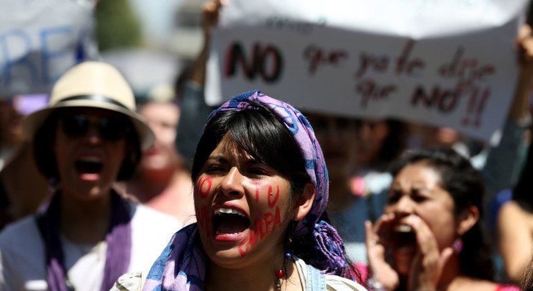 Mujeres marchan en Ciudad de México para protestar en contra de los femenicidios. 