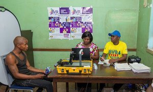 Um jovem de 19 anos regista-se para votar pela primeira vez usando nova tecnologia, em Harare, capital do Zimbábue.