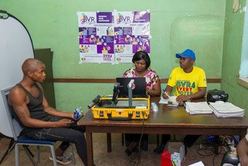 Harare, Zimbabwe : au centre d'inscription électorale de Mbare, un homme de 19 ans s'inscrit pour la première fois pour voter en utilisant la nouvelle technologie 'Biometric Voter Registration' (inscription électorale biométrique)