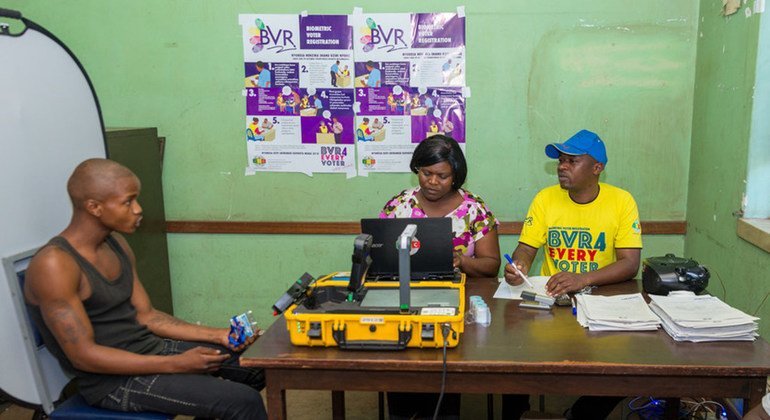 Un hombre de 19 años se registra para votar por primera vez con la nueva tecnología, Biometric Voter Registration, en el centro de registro de Mbare en Harare, Zimbabwe.
