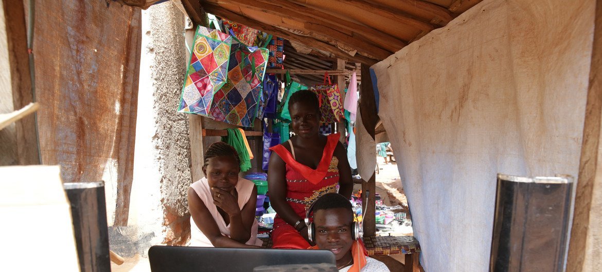 在南苏丹延比奥市场地区，年轻人在浏览互联网。