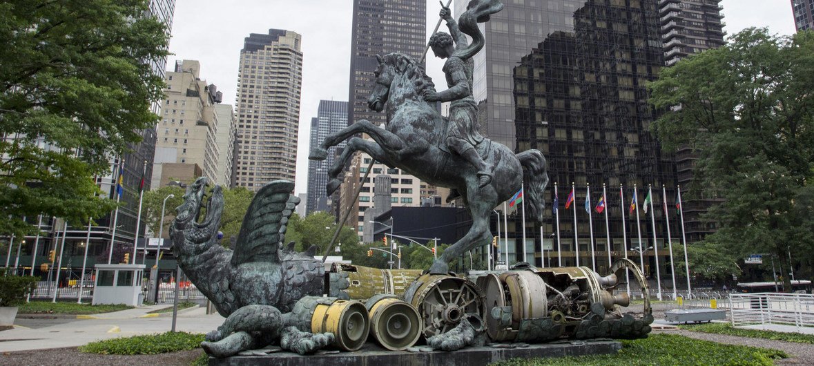 Vista de la escultura de San Jorge derrotanto al diablo expuesta en la sede de las Naciones Unidas y que fue un regalo de la Unión Soviética. El dragón está fabricado con restos de misiles soviéticos y estadounidenses destruidos bajo un acuerdo alcanzado 