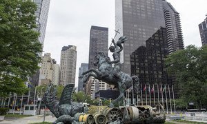 Vista de la escultura de San Jorge derrotanto al diablo expuesta en la sede de las Naciones Unidas y que fue un regalo de la Unión Soviética. El dragón está fabricado con restos de misiles soviéticos y estadounidenses destruidos bajo un acuerdo alcanzado en 1987.