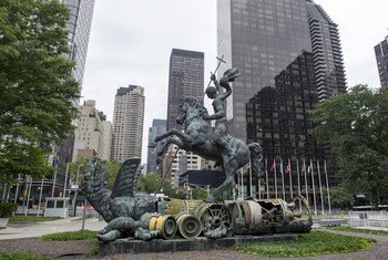 Vista de la escultura de San Jorge derrotanto al diablo expuesta en la sede de las Naciones Unidas y que fue un regalo de la Unión Soviética. El dragón está fabricado con restos de misiles soviéticos y estadounidenses destruidos bajo un acuerdo alcanzado 