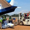 عمال الشحن يقومون بتفريغ الإمدادات الطبية لمكافحة تفشي مرض الإيبولا في جمهورية الكونغو الديمقراطية في منطقة مافيفي في مقاطعة كيفو الشمالية في آب / أغسطس 2018.