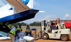 Dans le cadre de la riposte à la flambée d’Ebola qui sévit au Nord Kivu, en République démocratique du Congo, la MONUSCO aide à décharger des fournitures médicales qui seront livrées à Mavisi. Aout 2018.