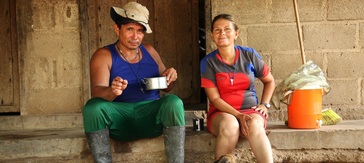 Trabajadores de la Granja Nueva Colombia comienzan a trabajar en el campo desde el amanecer.