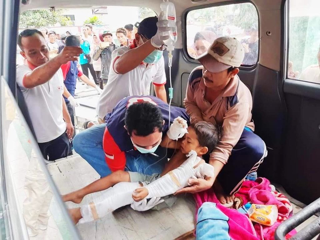 印度尼西亚红十字会在8月5日地震发生后从龙目岛撤离儿童。