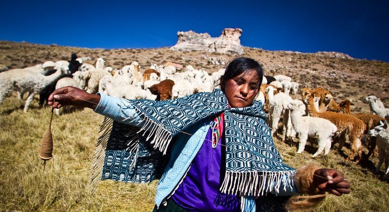 从事这些项目的农村妇女正在改善现有的生计，并确保下一代的未来。曼赞 (Santa Francisca Manzan)每天都要行驶几公里去寻找最好的安第斯高原牧场。她边走路边旋转手中的羊驼毛纺线，同时也旋转着她的未来与希望。