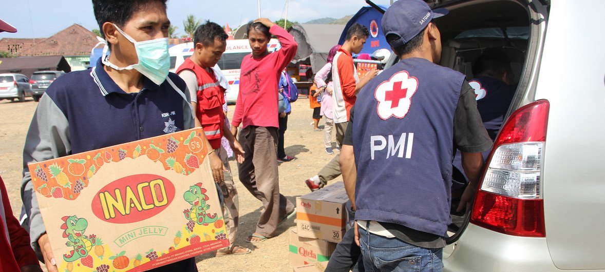 Добровольцы Красного Креста распределяют продовольствие среди индонезийцев, уцелевших во время землетрясения