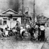 1945年8月6日上午11点左右，逃离熊熊大火的受伤平民聚集在日本广岛若松美雪桥以西的人行道上。