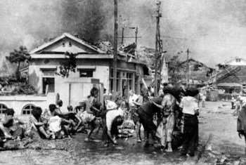 Civiles heridos que escaparon a la detonación de la bomba se reunieron en una calle de Hiroshima después de la explosición.