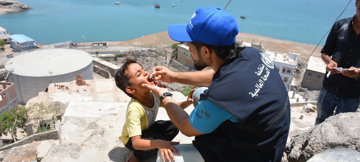 Mvulana akipewa chanjo dhidi ya kipindupindu mjini Aden nchini Yemen mnamo Mei 7, 2018 ambapo kwa sasa kampeni ya chanjo inaendelea.