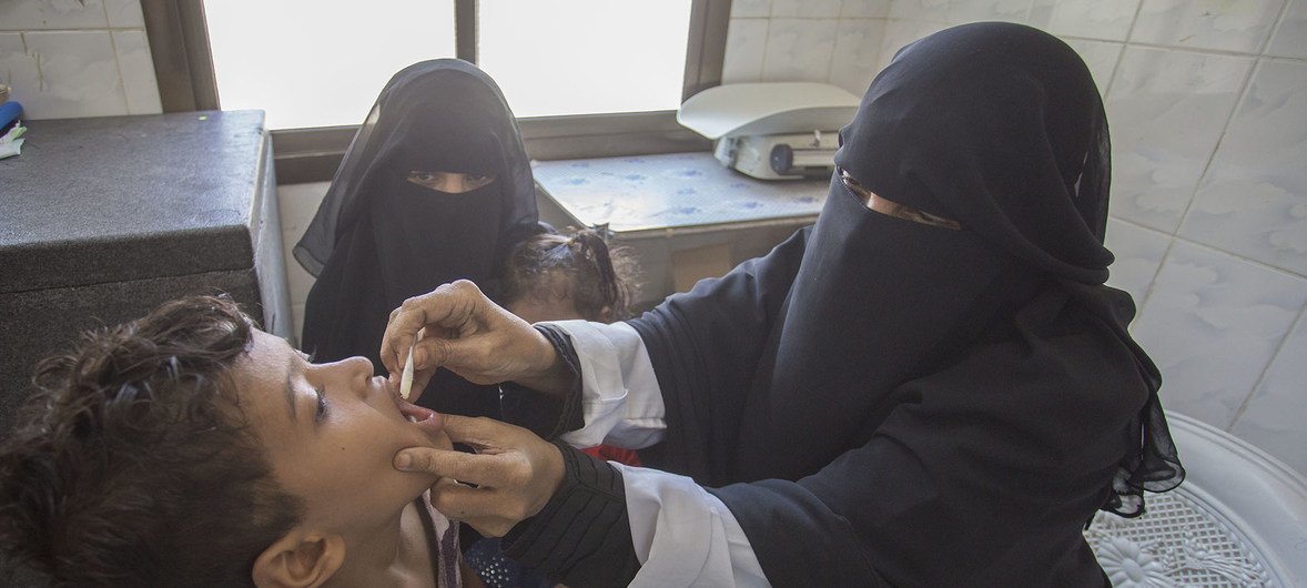 Menino é vacinado contra a cólera em Aden, no Iêmen. 