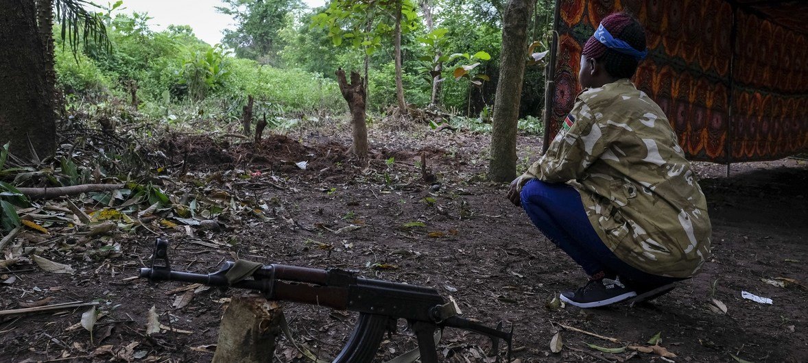Khamisa, de 15 anos, viveu dois anos servindo um grupo armado. 