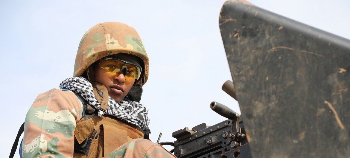 Une soldate de la République démocratique du Congo en patrouille.