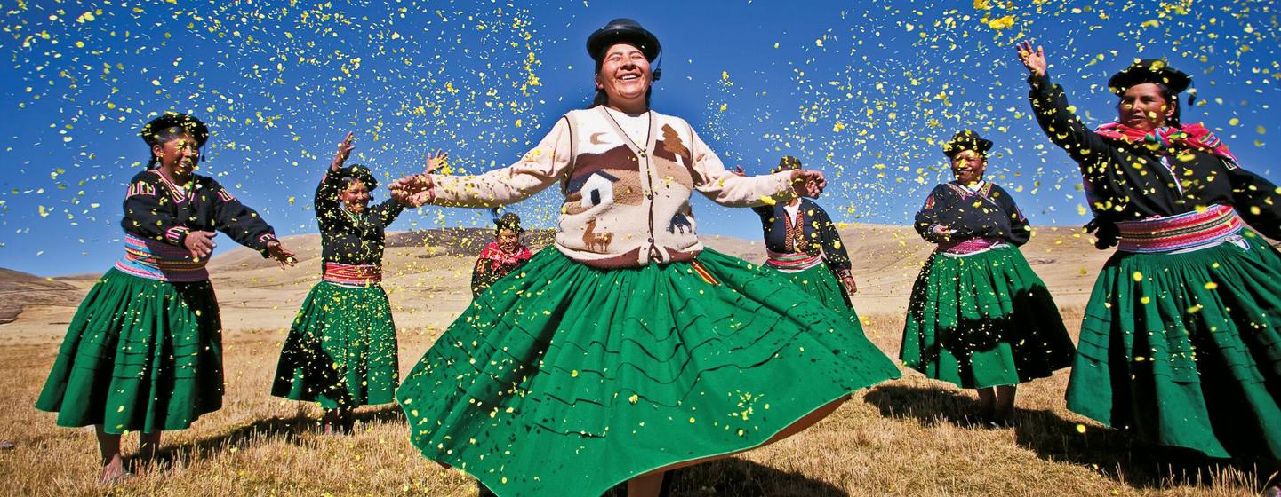 安第斯高原的女性迎风唱歌跳舞，表现出她们与土地等自然资源的重要联系。