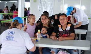 Des Vénézuéliens fuyant les pénuries alimentaires et l'instabilité arrivent dans un centre d'accueil et de documentation à Pacaraima, à la frontière brésilienne.