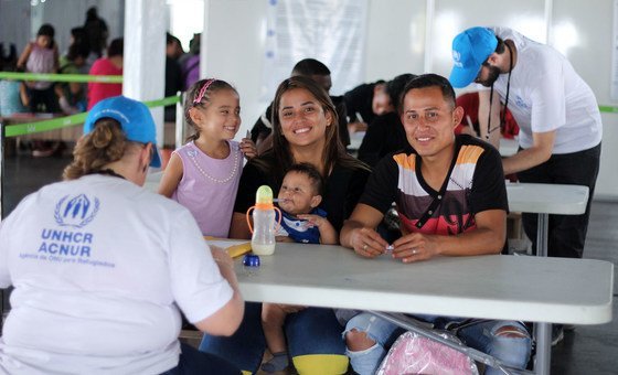 Os venezuelanos que fogem da escassez de alimentos e da instabilidade chegam a um centro de recepção e documentação em Pacaraima, na fronteira com o Brasil.