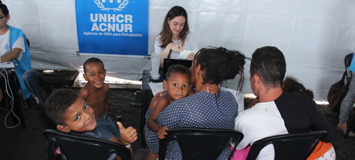 Personal de ACNUR verifica y asiste a los refugiados, solicitantes de asilo y personas de interés provenientes de Venezuela en el refugio Rondón I recientemente inaugurado en Boa Vista, Roraima, en el norte de Brasil.