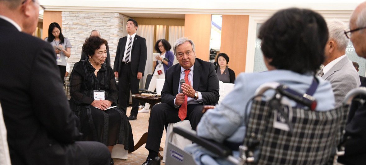 Em 2018, o secretario-geral conversou com sobreviventes das bombas atômicas contras as cidades de Hiroshima e Nagasaki