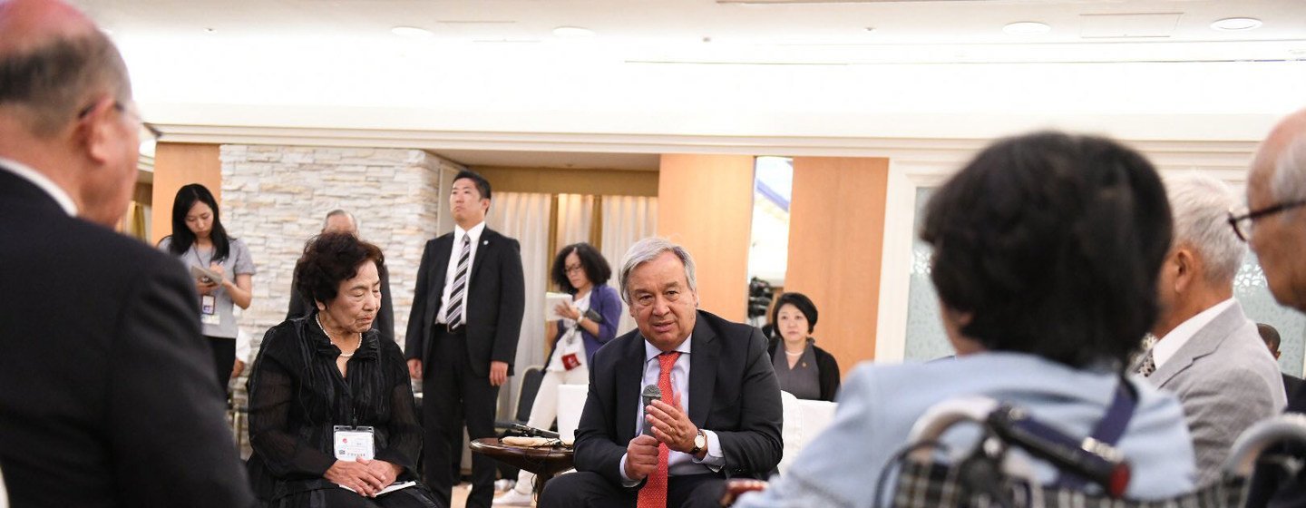António Guterres rencontre des survivants des bombardements atomiques de Nagasaki et d'Hiroshima au Japon.