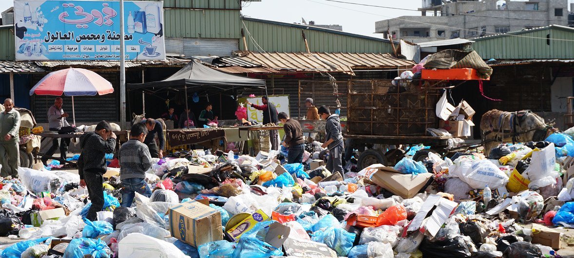 Garbage accumulated in the Ash Sheikh Radwan area in Gaza City, 2 March 2018.