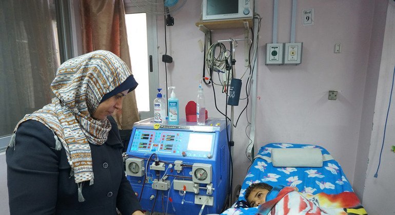 Yahia, una paciente de diálisis en el hospital de Rantisi, en Gaza. 