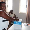 Mulher cabo-verdiana vota para eleger o presidente da Associação Cabo-verdiana de Empregados Domésticos apoiada pela OIT. 