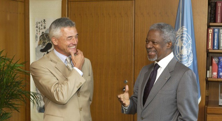 O ex-secretário-geral Kofi Annan se encontrando em 2002 com o falecido Sergio Vieira de Mello, quando o brasileiro foi nomeado alto comissário das Nações Unidas para os Direitos Humanos.